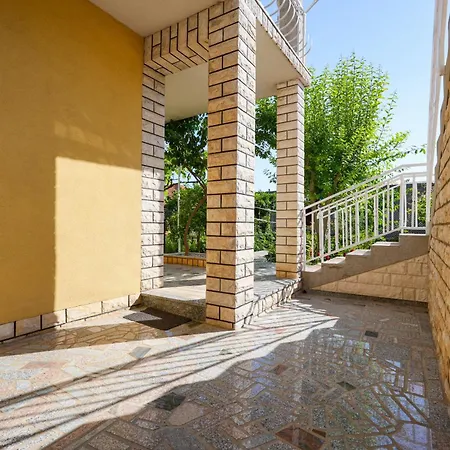 Jardin With Free Cowered Parking زادار