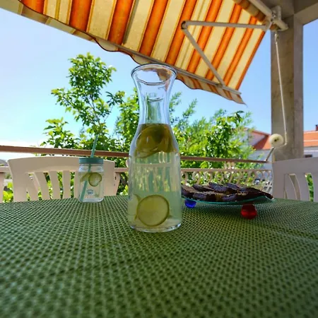 Jardin With Free Cowered Parking Hébergement de vacances Zadar