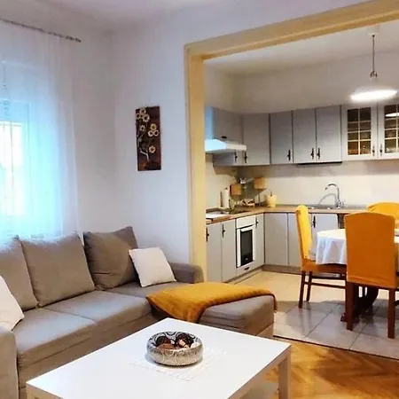 Jardin With Free Cowered Parking Zadar