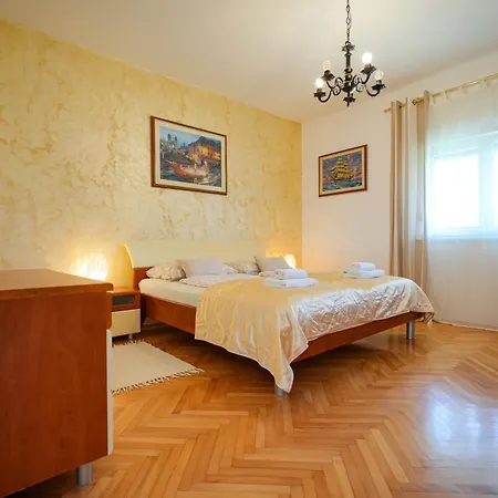 Jardin With Free Cowered Parking Hébergement de vacances Zadar