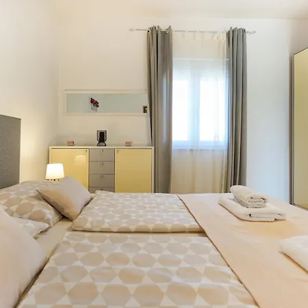 Jardin With Free Cowered Parking Hébergement de vacances *