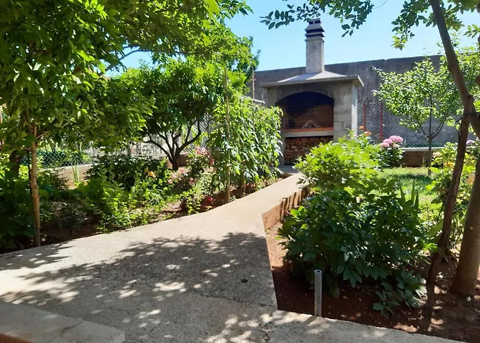 Jardin With Free Cowered Parking *