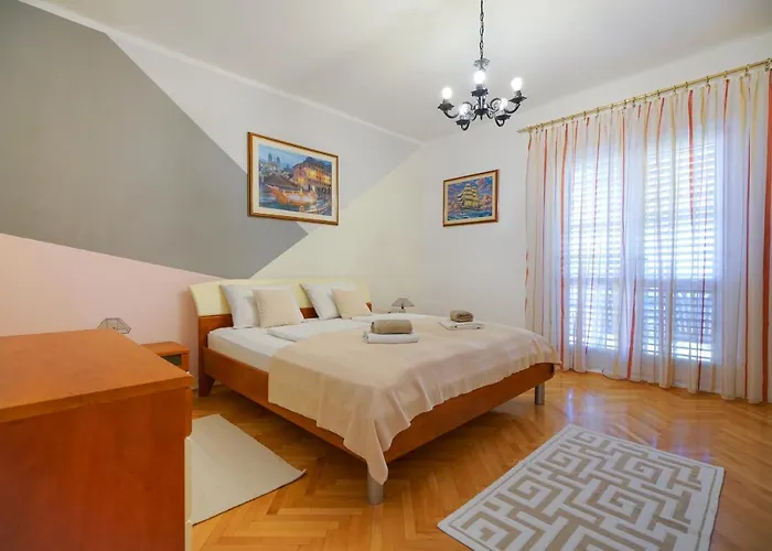 Jardin With Free Cowered Parking Zadar