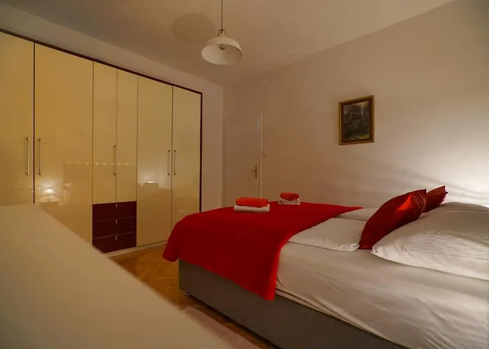 Jardin With Free Cowered Parking Hébergement de vacances *