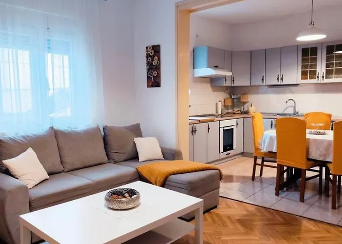 Jardin With Free Cowered Parking Hébergement de vacances *