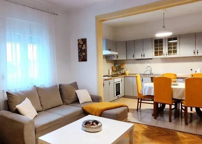 Jardin With Free Cowered Parking Zadar